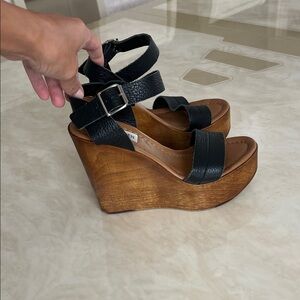 Steve Madden Black and Tan Platform Sandals